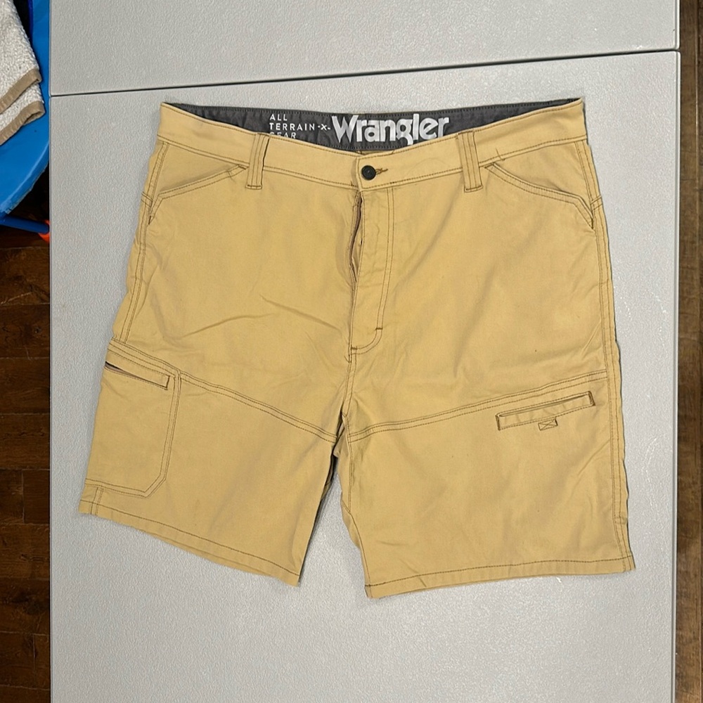 Wrangler khaki shorts all terrain-x-gear size 40 waist